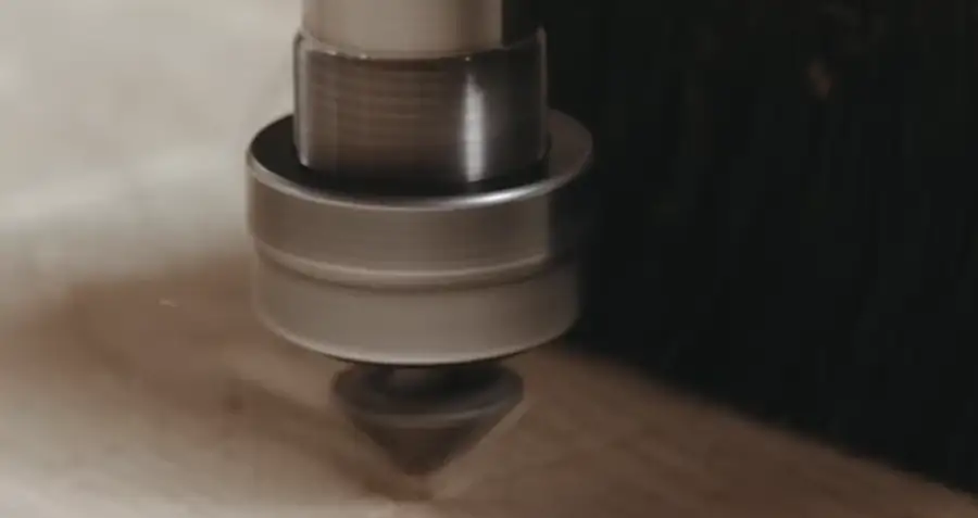 Máquina CNC em operação na MDCorte